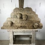 Panneau religieux en bois sculpté
