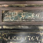 Petite armoire de mariage suédoise en bois peint sur colonnettes torsadées