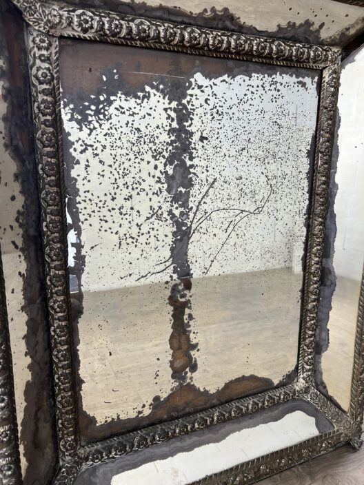 Grand miroir en métal repoussé