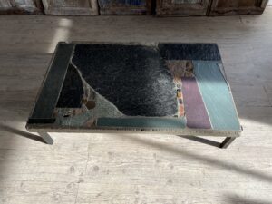 Table basse Paul Kingma en ciment et incrustations ardoise gris/bleu