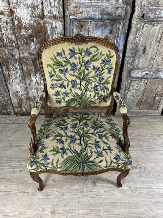 Queen's chair in tapestry