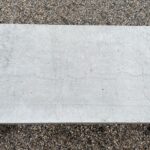 Grande table de jardin en fonte de fer et plateau en marbre