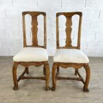 Paire de chaises en bois brut sculpté