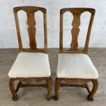 Paire de chaises en bois brut sculpté