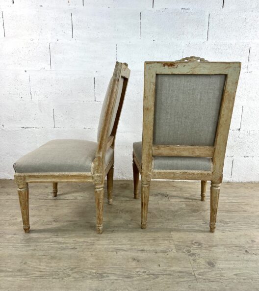 Paire de chaise en bois sculpté grise suède